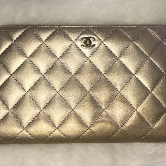 🌻4xHP!🌻 Auth. Chanel Gold Quilted Zip Wallet - Picture 3 of 16